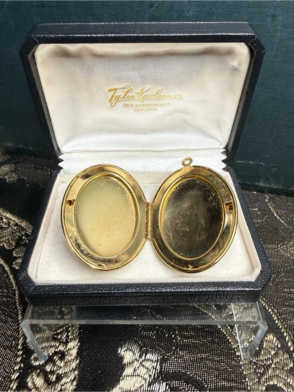 VTG Gold Tone Oval Locket Pendant - Unbranded